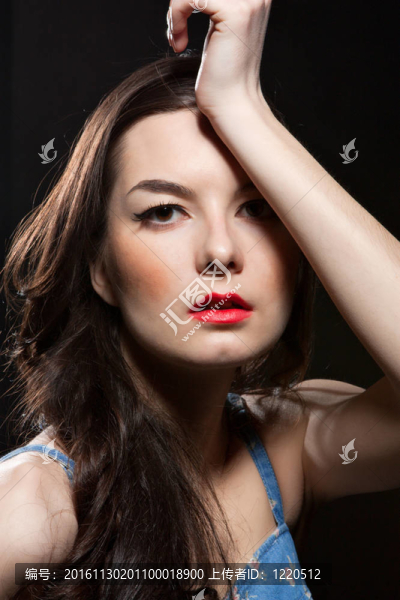 黑暗背景下性感女人肖像