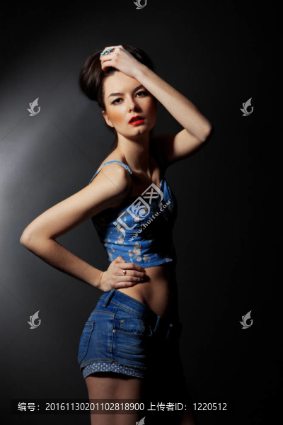 女性背景下的時尚女性肖像
