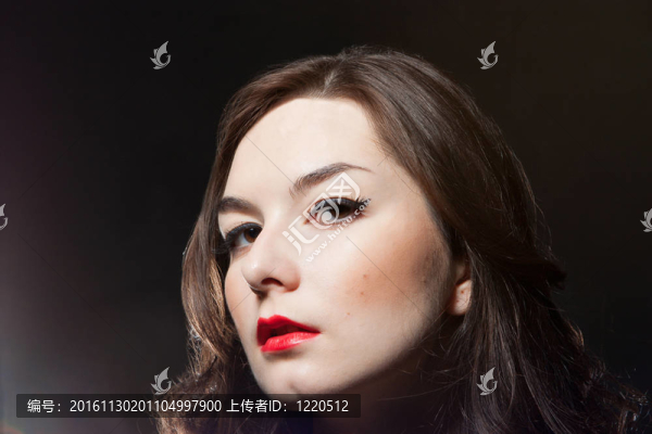 黑暗背景下性感女人的肖像