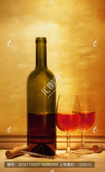 在溫暖的黃昏之光中的酒