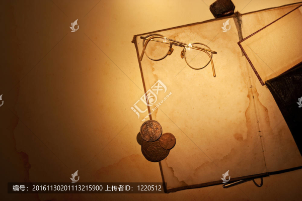 老書與眼鏡和古俄羅斯硬幣仍然生活