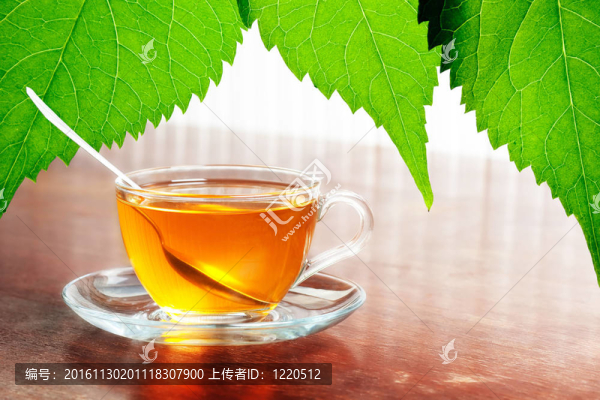 一杯芳香茶在餐桌上
