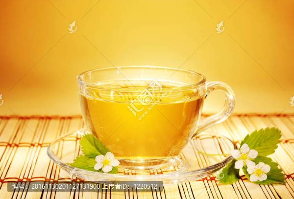 草莓茶在柔和溫暖的晨光中