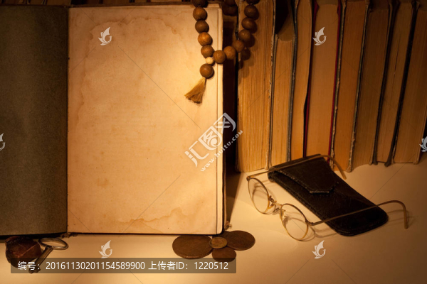 古董書與老俄羅斯硬幣和眼鏡