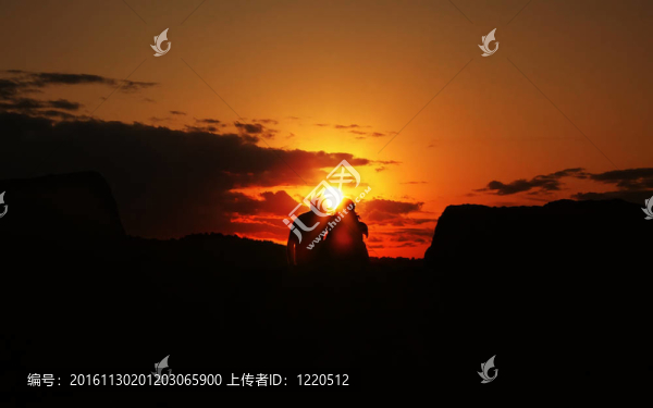 日出時互相擁抱
