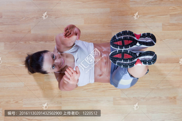 體育教練在健身房里展示鍛煉的例子
