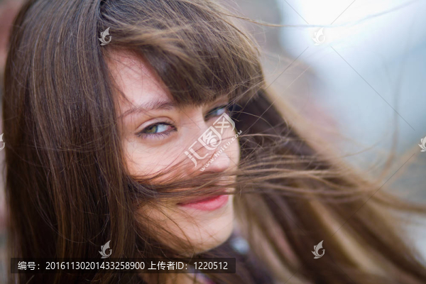 一個(gè)長頭發(fā)的漂亮女孩賣弄風(fēng)情地微笑