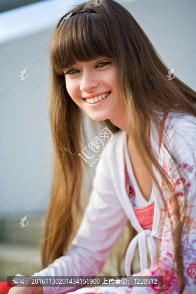 一個長頭發(fā)的漂亮女孩賣弄風(fēng)情地微笑