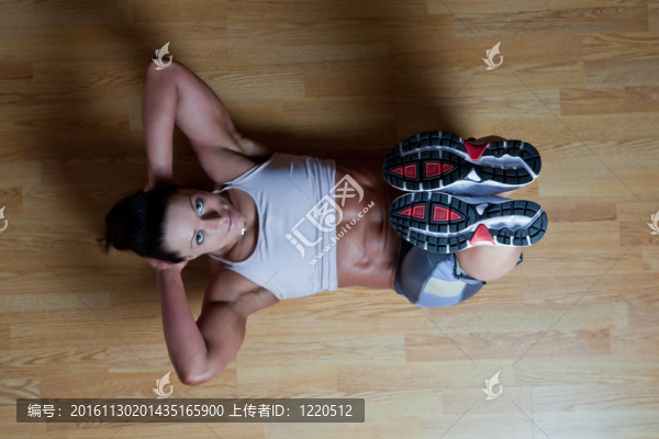 體育教練在健身房里展示鍛煉的例子