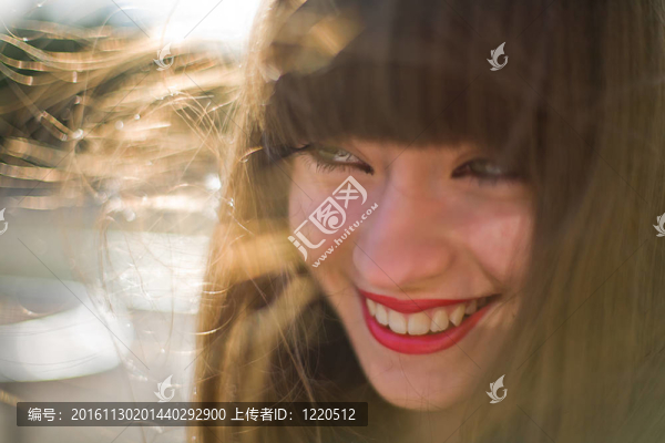 一個長頭發(fā)的漂亮女孩賣弄風情地微笑