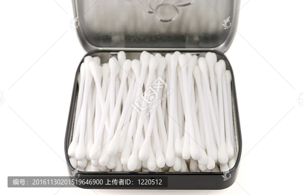 白色背景上開金屬盒的棉花棒