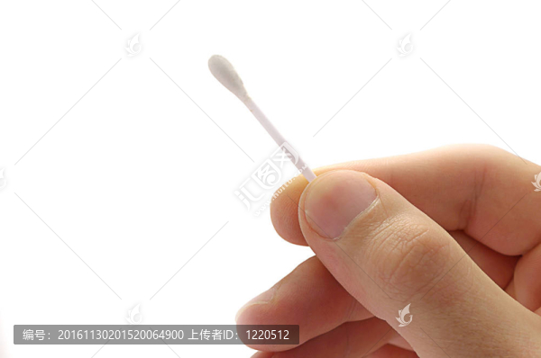 白色背景上的棉花棒