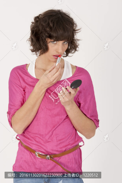 時(shí)髦的女人用嘴唇化妝