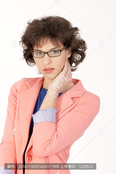 帶眼鏡的女性肖像