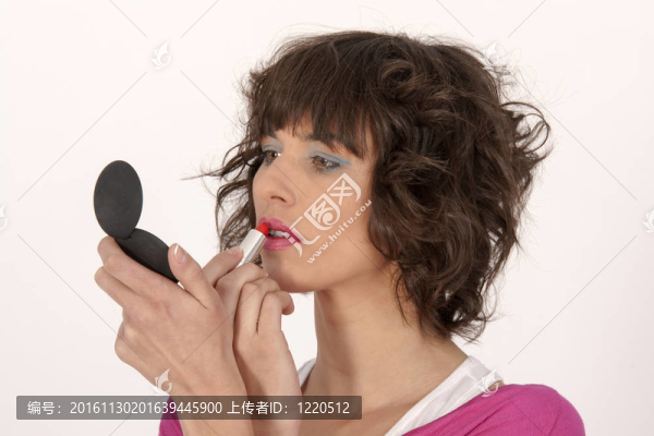 年輕的女人畫她的