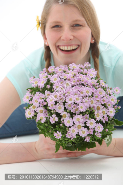 微笑的女人與花花束