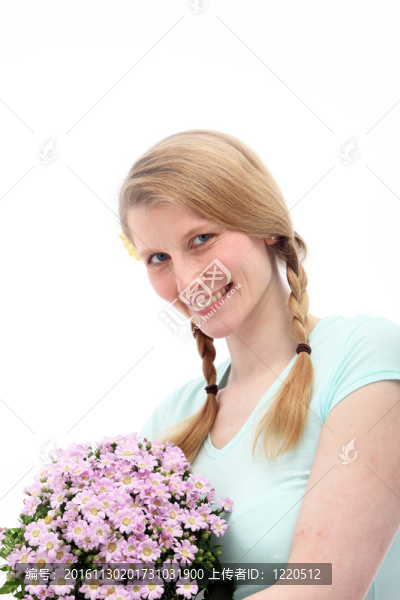 微笑的金發(fā)女控股花