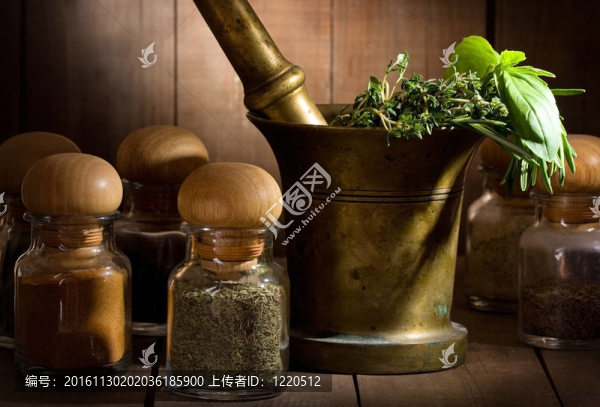 靜物與不同的草藥和香料