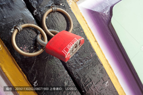 舊門關(guān)閉