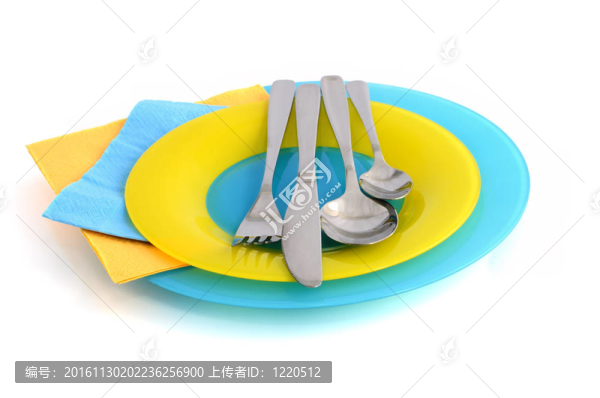 一盤餐具，用紙巾