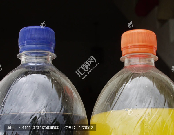 兩個(gè)塑料瓶