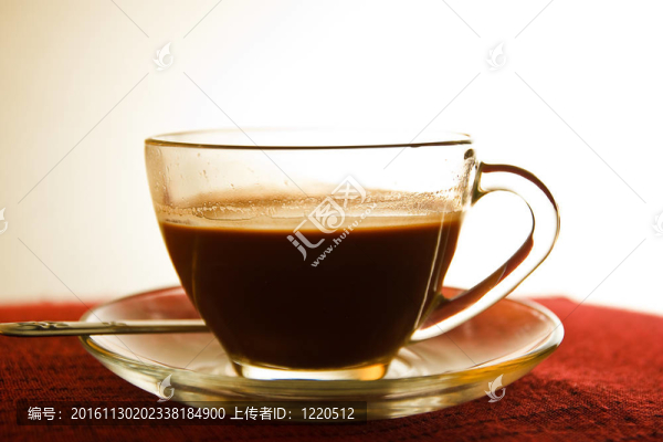 紅色的桌子上的一杯咖啡。