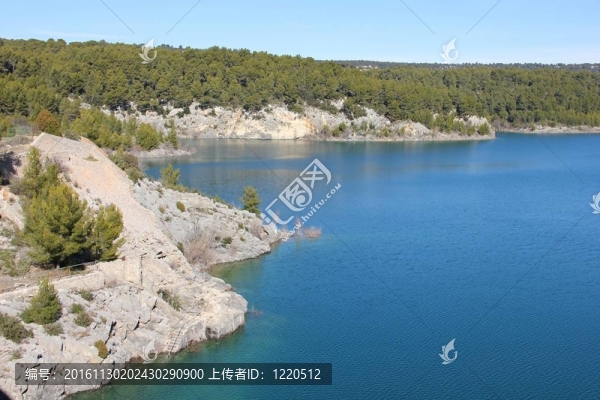 帶藍(lán)色河流的山地景觀