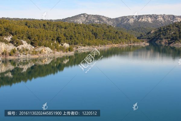 帶藍(lán)色河流的山地景觀；