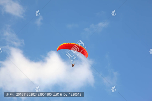 降落傘在藍天上飛翔