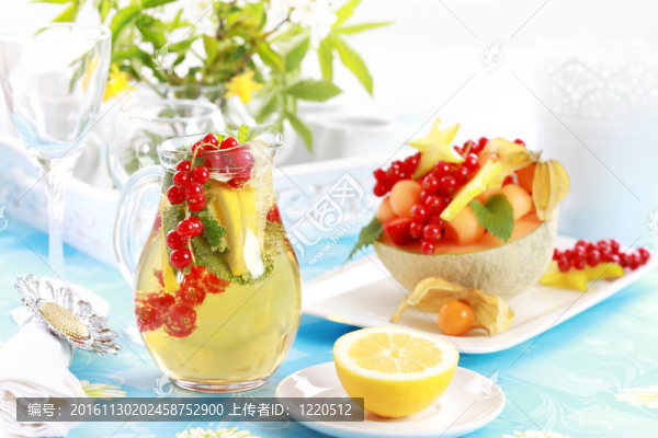 新鮮水果在甜瓜碗里