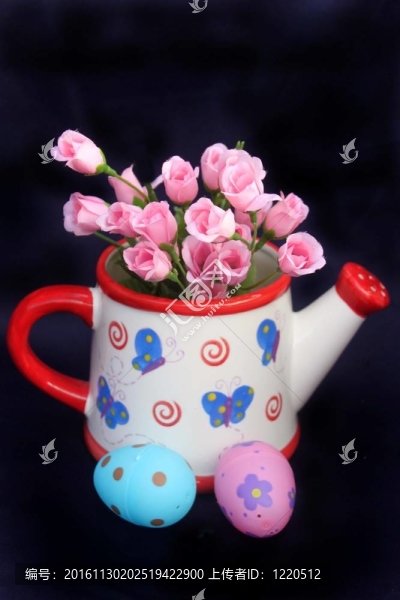 復(fù)活節(jié)雞蛋與玫瑰和玻璃菜