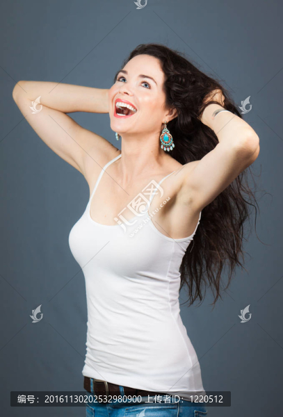 美麗的女人笑著