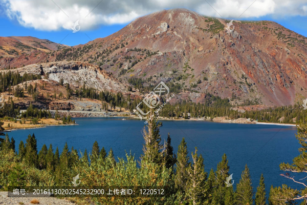 湖上風(fēng)景如畫的紅山