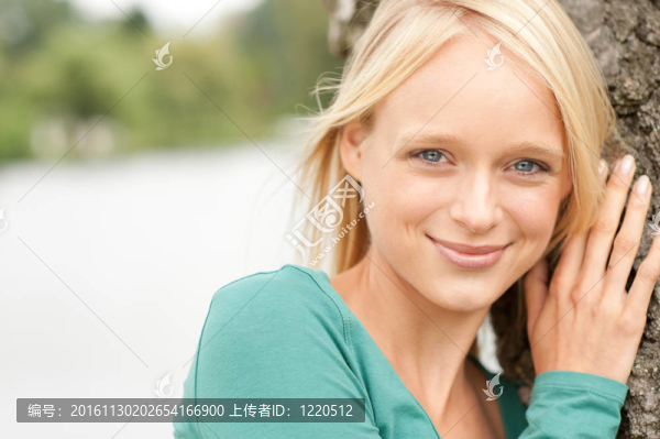 年輕微笑的女人