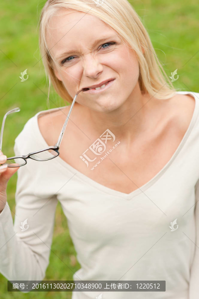 年輕微笑的女人