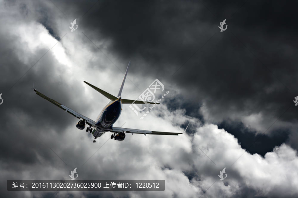 乘客在暴風(fēng)雨的天空著陸