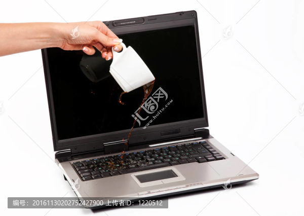 咖啡灑在筆記本電腦上