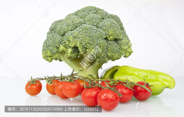 新鮮的西蘭花；櫻桃番茄