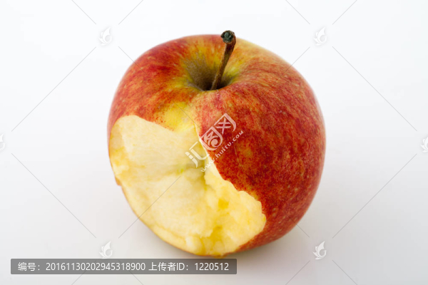 在白色背景上被咬的紅蘋果