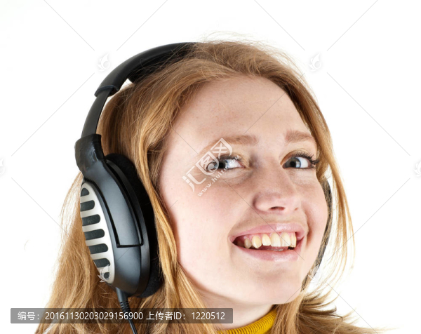 女人帶耳機聽音樂