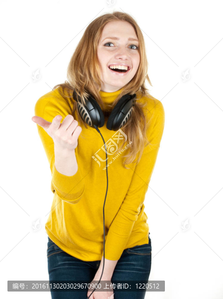 女人帶耳機聽音樂