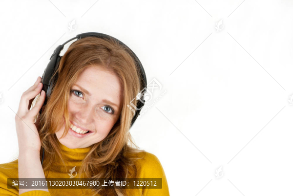 女人帶耳機聽音樂