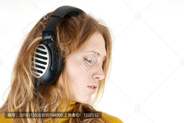 女人帶耳機聽音樂