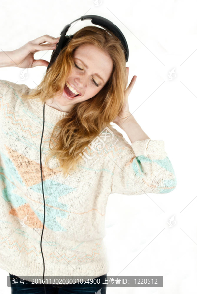 女人帶耳機聽音樂