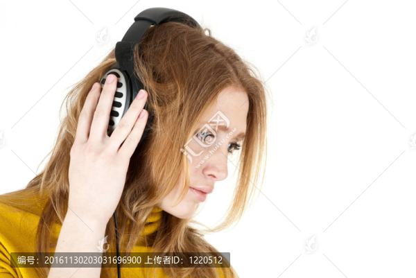 女人帶耳機(jī)聽音樂
