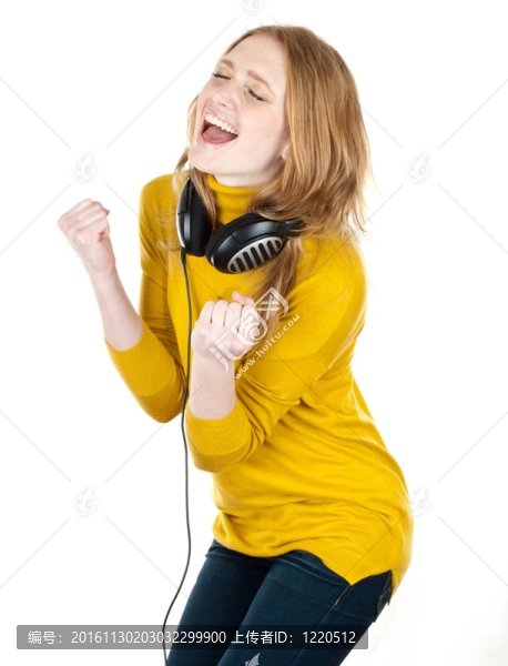 女人帶耳機(jī)聽音樂