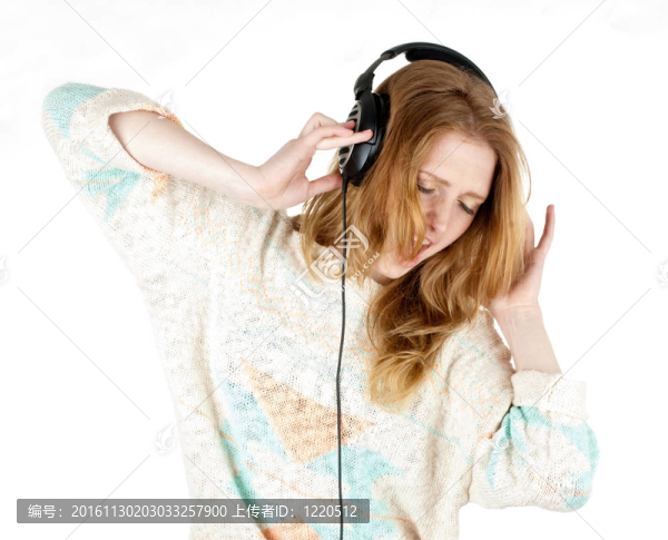 女人帶耳機聽音樂