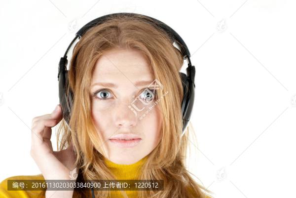 女人帶耳機聽音樂