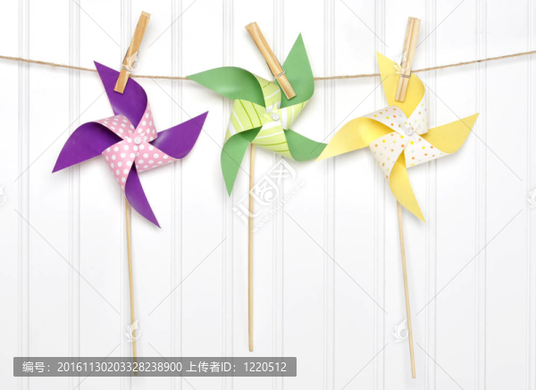 充滿活力的夏日派對(duì)風(fēng)車(chē)在晾衣繩上