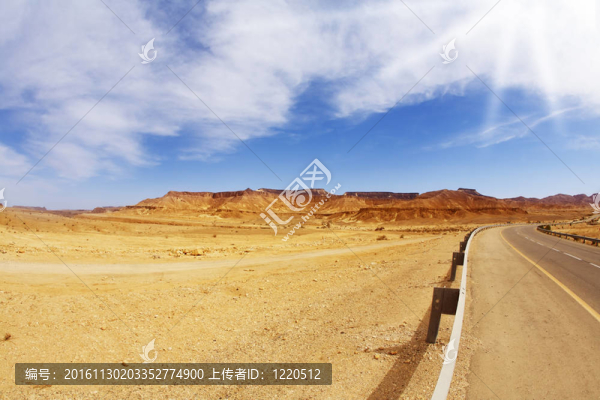 明亮的陽(yáng)光照耀著空曠的公路